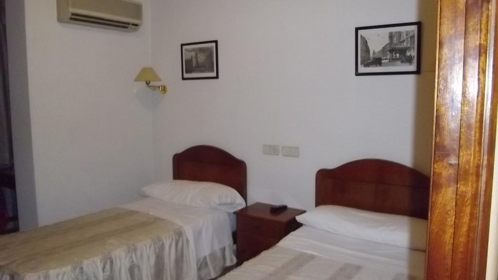 Hostal Rivera - Atocha Madrid Exterior photo