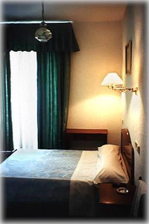 Hostal Rivera - Atocha Madrid Exterior photo